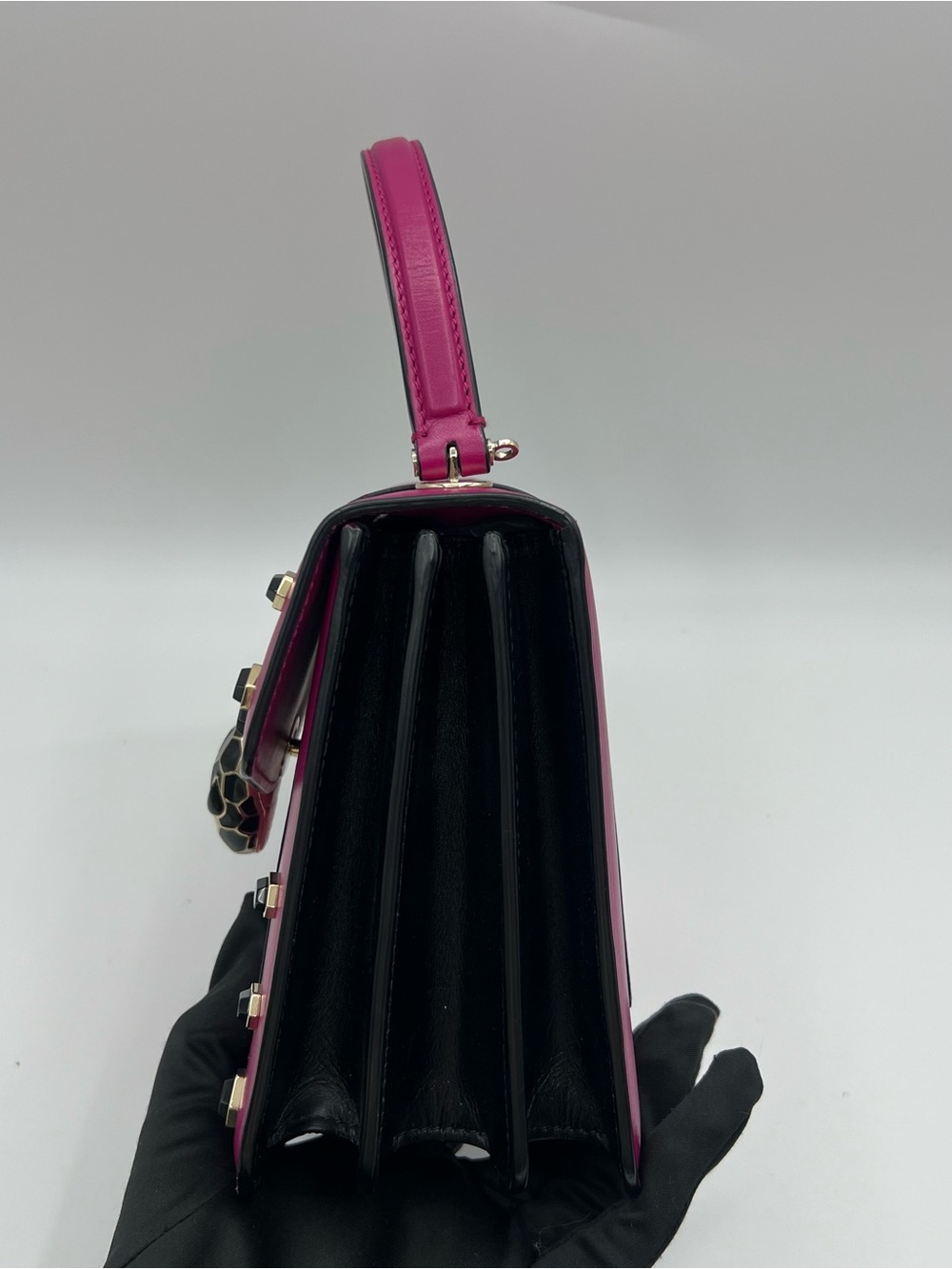 Bvlgari Serpenti Forever Top-handle Crossbody Medium in Magenta calfskin - Picture 6 of 16